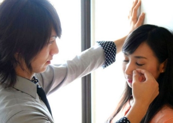 Японки теперь могут нанять человека, который будет вытирать им слезы на работе