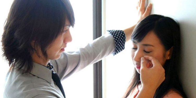 Японки теперь могут нанять человека, который будет вытирать им слезы на работе