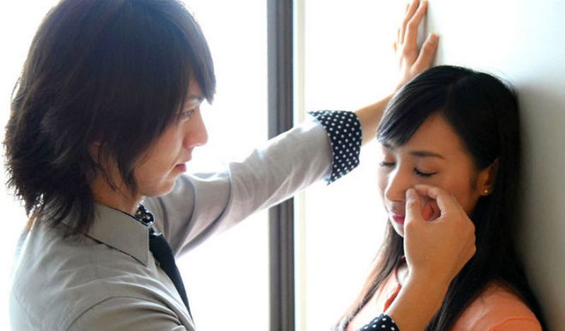 Японки теперь могут нанять человека, который будет вытирать им слезы на работе 5