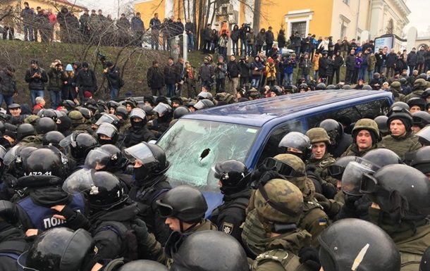 Активисты сломали машину СБУ и выпустили Саакашвили 3