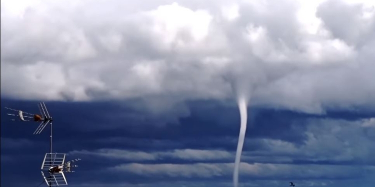 На итальянский Сан-Ремо обрушился водяной смерч