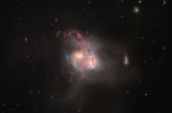Орбитальная обсерватория NASA сделала снимок длительного слияния двух галактик 1