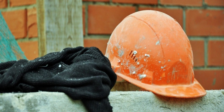 В Москве на стройке башенный кран рухнул на  двух рабочих