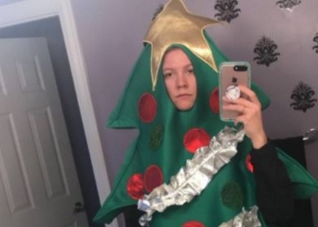 Не заключайте пари в соцсетях: американской студентке пришлось ходить на занятия в костюме елки