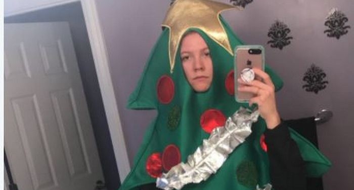 Не заключайте пари в соцсетях: американской студентке пришлось ходить на занятия в костюме елки