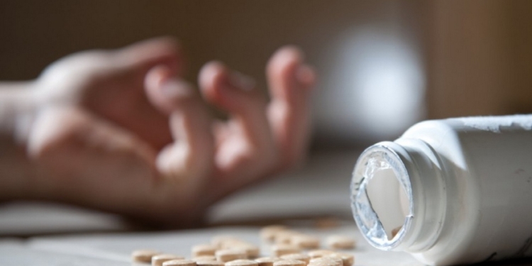 В Первомайске мужчина реанимировал жену, пытавшуюся покончить с собой – сломал ей три ребра и убил током