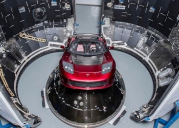 Маск показал Tesla, которая полетит на Марс