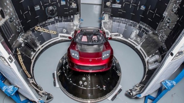 Маск показал Tesla, которая полетит на Марс