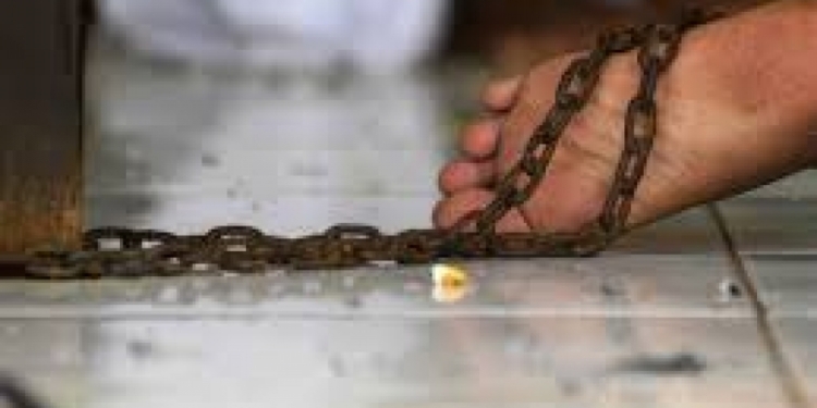 Житель Херсонщины два дня держал жену на цепи за невкусный борщ