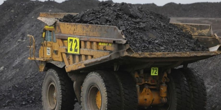 Половину нелегального экспорта угля из оккупированного Донбасса в Польшу контролирует Курченко – СМИ