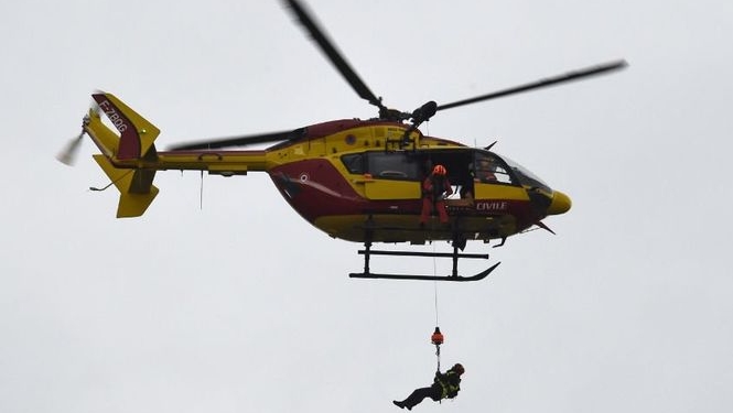 Со сломанного подъемника на альпийском курорте весь Сочельник вертолетами эвакуировали 150 лыжников