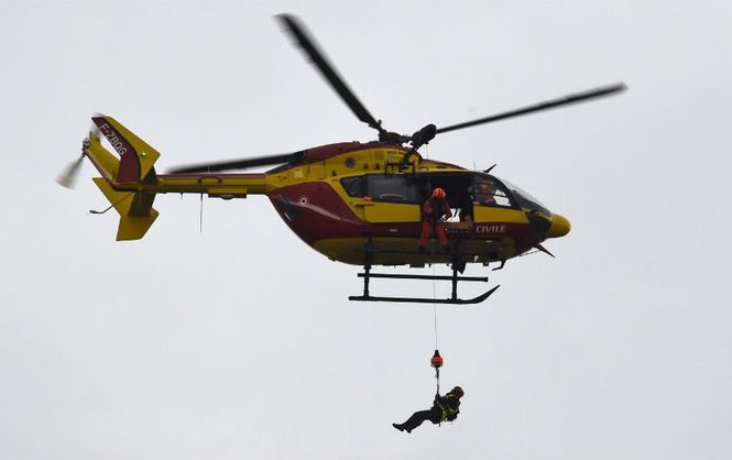Со сломанного подъемника на альпийском курорте весь Сочельник вертолетами эвакуировали 150 лыжников 1