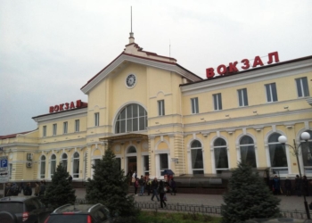 На вокзал в каске? В Херсоне на вокзале в зале ожидания рухнула тяжелая люстра