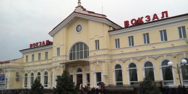 На вокзал в каске? В Херсоне на вокзале в зале ожидания рухнула тяжелая люстра