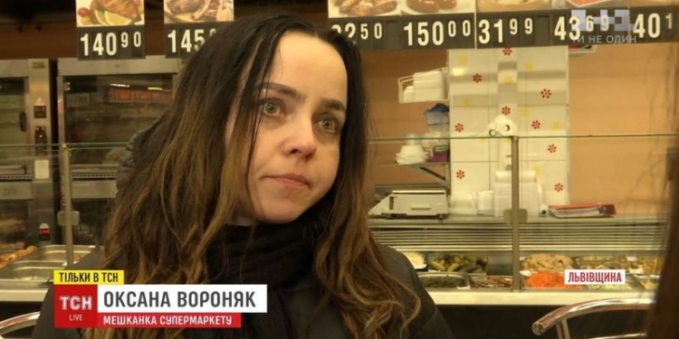 Уволенная сотрудница Львовской ОГА поселилась в ТРЦ: моется в туалете и спит на лавочке