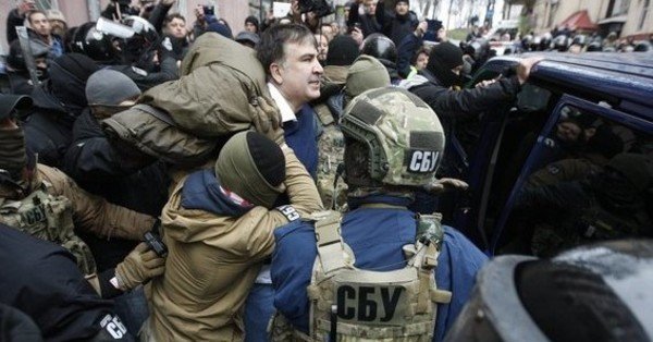 Активисты сломали машину СБУ и выпустили Саакашвили 5