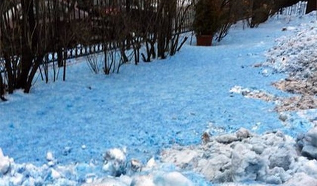 Он стал фиолетовым в крапинку. В Санкт-Петербурге выпал голубой снег с фиолетовыми вкраплениями