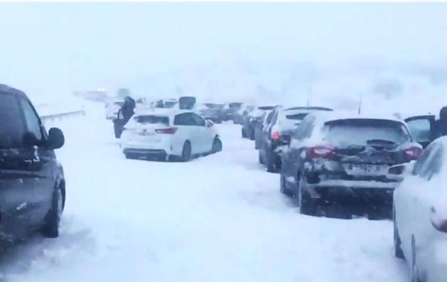Снегопад в Испании заблокировал в автомобилях тысячи водителей 1