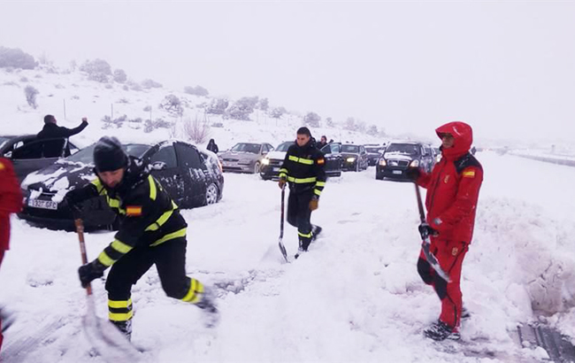 Снегопад в Испании заблокировал в автомобилях тысячи водителей 5
