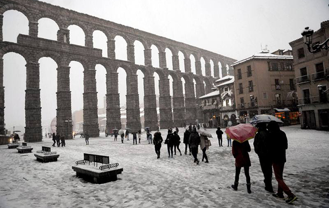 Снегопад в Испании заблокировал в автомобилях тысячи водителей 3