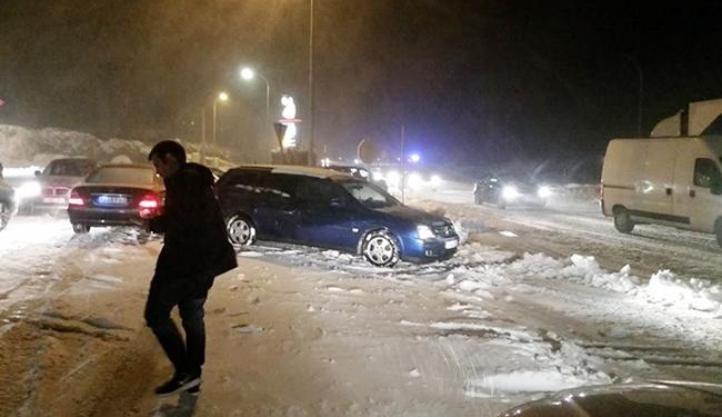 Снегопад в Испании заблокировал в автомобилях тысячи водителей