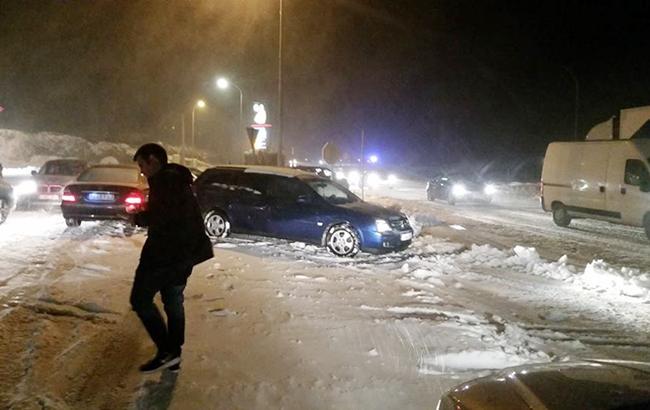 Снегопад в Испании заблокировал в автомобилях тысячи водителей 7