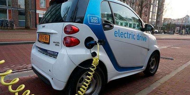 Президент Казахстана поставил задачу отказаться от автомобилей с бензиновыми и дизельными двигателями