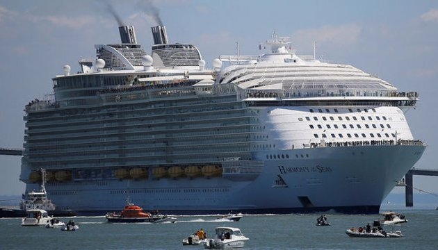 Так торопился к причальной стенке? В порту Барселоны паром столкнулся с круизным лайнером