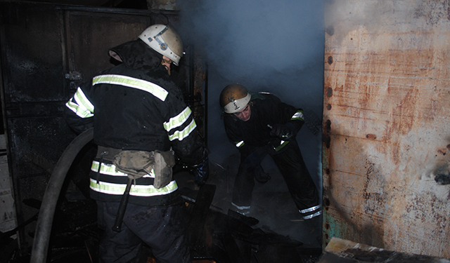 В Николаеве горел гараж площадью 100 кв.м