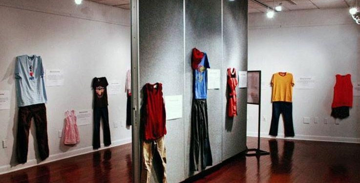 «Это моя вина?»: в Брюсселе на выставке показали, во что были одеты жертвы изнасилований