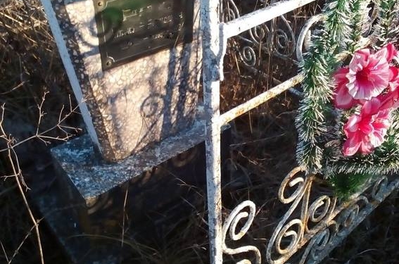 На Николаевщине поймали очередного кладбищенского вора, снявшего оградки с 20 могил, – он как раз под следствием по делу об угоне машины