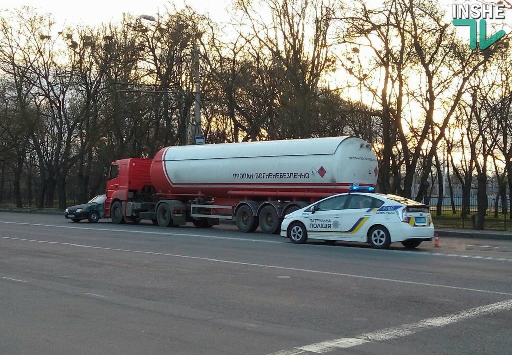 В Николаеве грузовик-цистерна с пропаном протаранил Опель 4