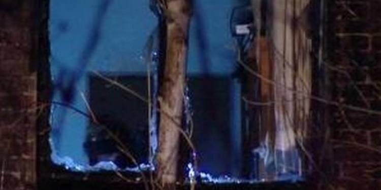 Отчаянный шаг из окна с 8-го этажа в Петербурге: женщина выпрыгнула с сыном, спасаясь от пожара