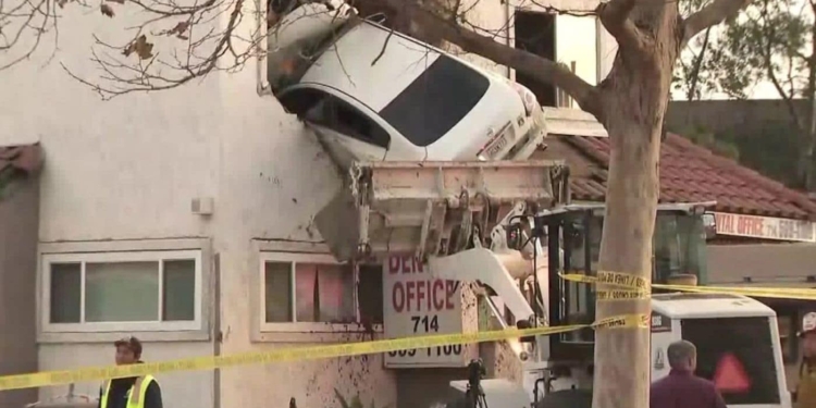 Кайфонул? В США водитель под действием наркотических средств влетел во второй этаж клиники