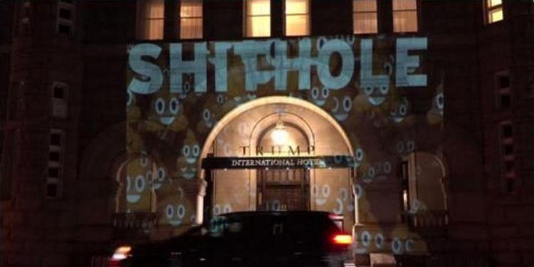 За слова Трампа о «грязных дырах» «ответил» его отель: на здании появилась огромная световая проекция «гадюшник»