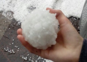 Снега там действительно много: в России полицейские пытались остановить угонщика… снежками