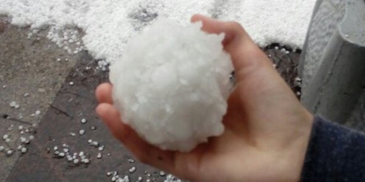 Снега там действительно много: в России полицейские пытались остановить угонщика… снежками