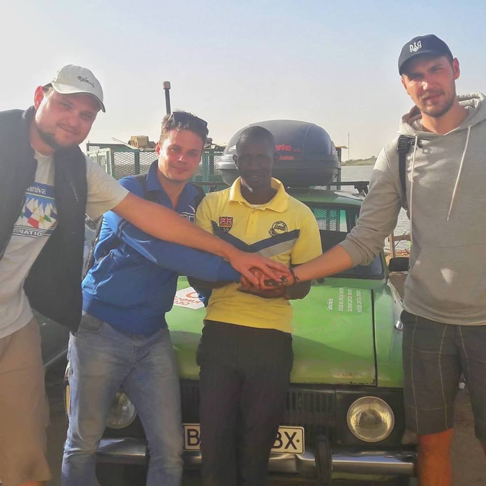 Финал путешествия николаевцев на старом «Москвиче» по Африке – машину пришлось продать на границе с Сенегалом 1