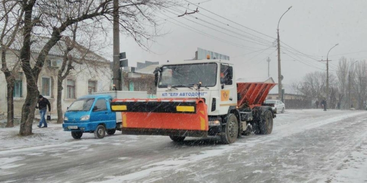 ЭЛУ автодорог: на дорогах Николаева работает 17 единиц снегоуборочной техники, ситуация под контролем, усиление снегопада ждут к вечеру