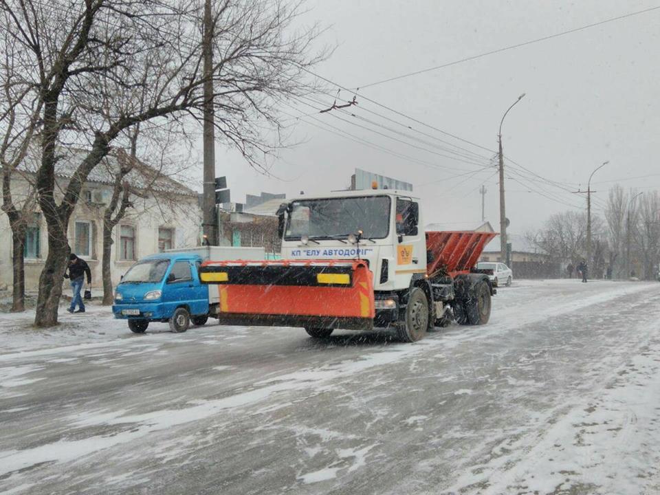 ЭЛУ автодорог: на дорогах Николаева работает 17 единиц снегоуборочной техники, ситуация под контролем, усиление снегопада ждут к вечеру 1