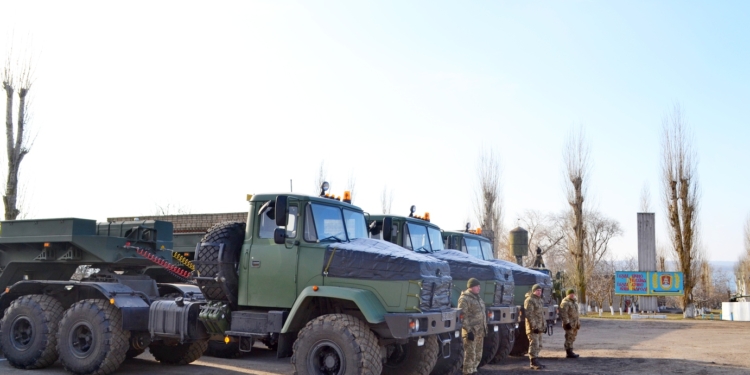 Бойцам Николаевского ремонтно-восстановительного полка вручили новую технику