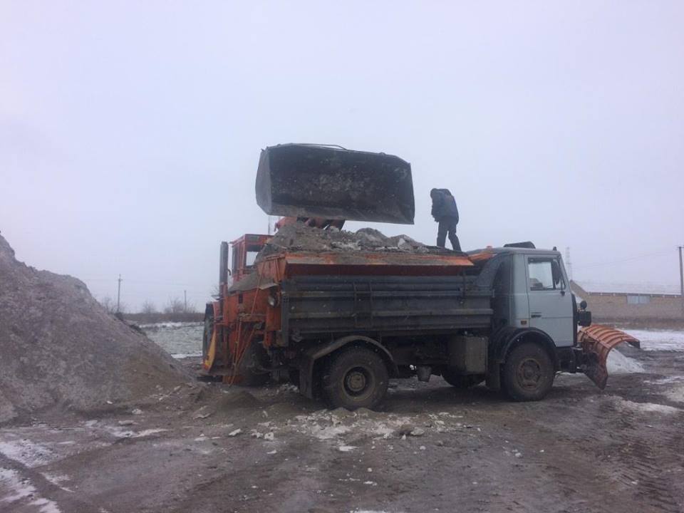 А снег идет… На расчистке дорог в Николаевской области работает 14 единиц техники. Если застряли, знайте, куда звонить 1