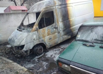 В Первомайске на автостоянке загорелся микроавтобус – пострадал и рядом стоящий ВАЗ