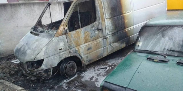 В Первомайске на автостоянке загорелся микроавтобус – пострадал и рядом стоящий ВАЗ