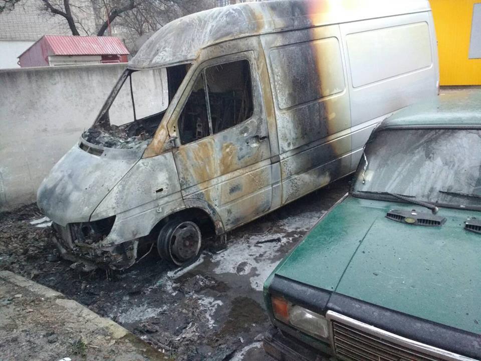 В Первомайске на автостоянке загорелся микроавтобус – пострадал и рядом стоящий ВАЗ 1
