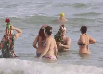 А как насчет искупаться? Одесские «моржи» устроили новогодние купания