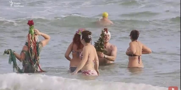 А как насчет искупаться? Одесские «моржи» устроили новогодние купания