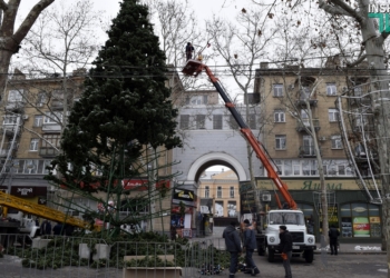 Все, праздники закончились: в Николаеве начали демонтировать елки