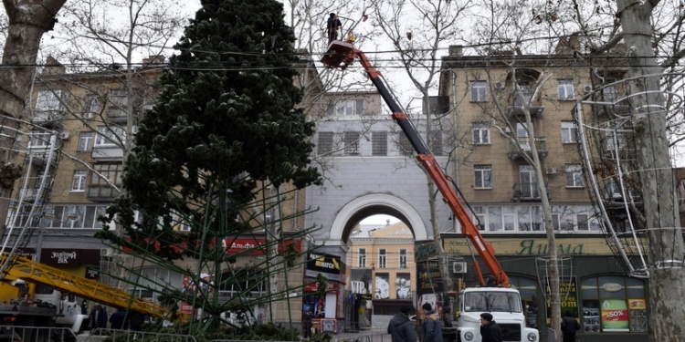 Все, праздники закончились: в Николаеве начали демонтировать елки