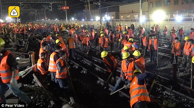 Никогда нам их не понять: в Китае 1,5 тысячи рабочих переложили пути для нового железнодорожного вокзала всего за 9 часов 1